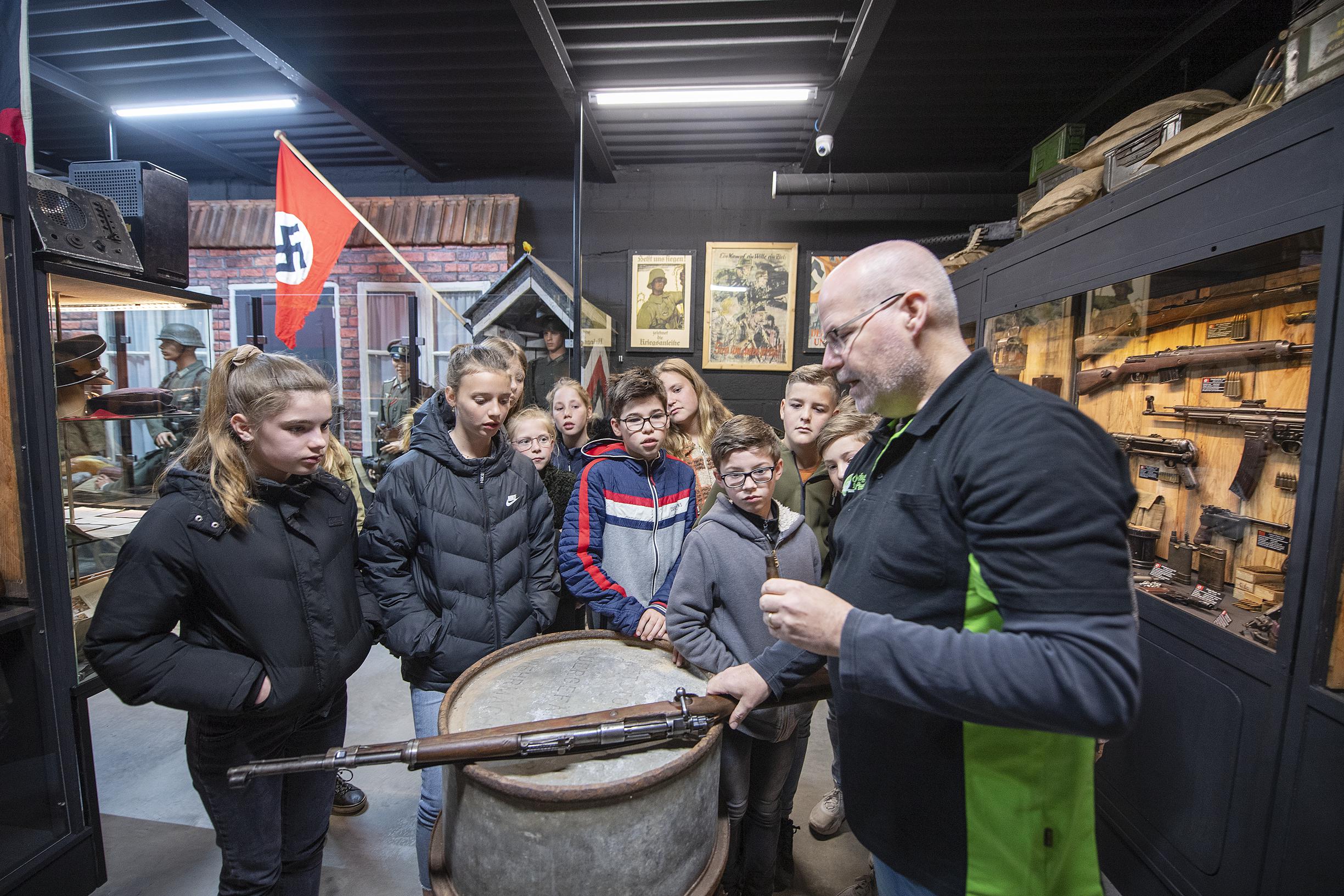 Edie mag van zijn vrijwilligers de vitrines niet meer volstouwen, maar er is zo ook genoeg te zien i